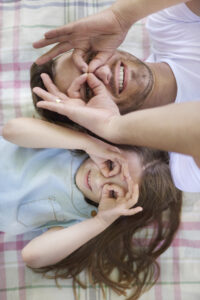 homme et fille forme des lunette avec leurs doigts